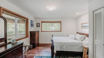 3 bedrooms, bed sheets