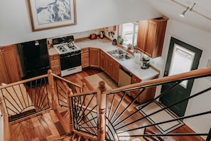 Villa (3 Bedrooms) | Cuisine privée | Réfrigérateur, four à micro-ondes, un four, surface de cuisson