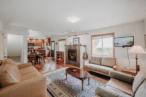 Villa (3 Bedrooms) | Living area - 77mbr - Wi-fi - Fireplace - Pets Ok - BBQ (Deming)