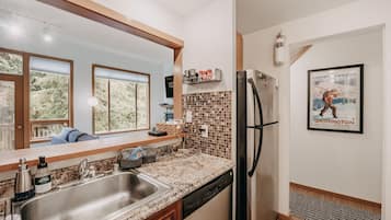 Apartment (2 Bedrooms) | Private kitchen | Fridge, microwave, oven, coffee/tea maker