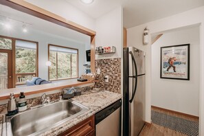 Apartment (2 Bedrooms) | Private kitchen - 88sw - Fireplace Wi-fi Washer/dryer Dishwasher Sleep 6 (Deming)