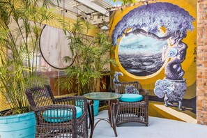 Outdoor dining - Chic Hotel in Vibrant Miami with Free Pool, WiFi, Coffee and Bagels - BOOK NOW! (Miami)