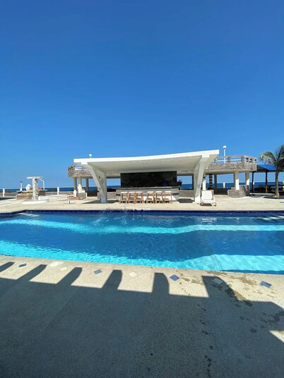 Cruise with Guardia and access to Private Beach

