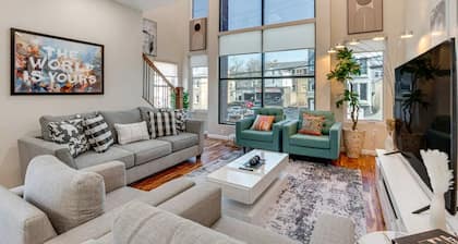 Townhouse - Urban Living with Rooftop Deck!