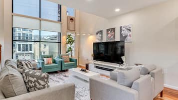 Smart TV, fireplace