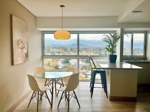 Dining - APARTMENT WITH CITY AND MOUNTAIN/POOL VIEW (Mendoza)