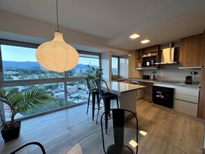 Fridge, microwave, oven, stovetop - APARTMENT WITH CITY AND MOUNTAIN/POOL VIEW (Mendoza)