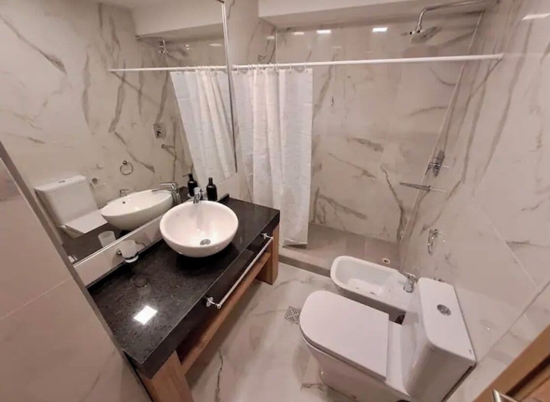 Secador de pelo, toallas, jabón, papel higiénico