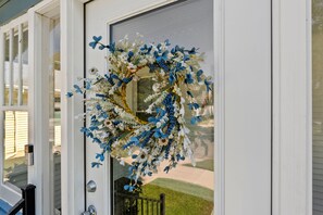 Exterior detail - 3-bedroom house in perfect Manitowoc Steps away from the beach of Lake Michigan. (Manitowoc)