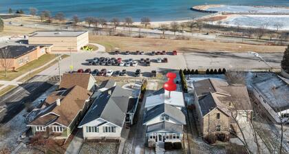 3-bedroom house in perfect Manitowoc Steps away from the beach of Lake Michigan.
