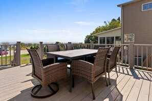 Outdoor dining - 3-bedroom house in perfect Manitowoc Steps away from the beach of Lake Michigan. (Manitowoc)