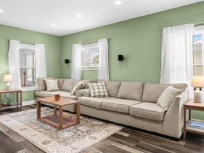 Smart TV, stereo - 3-bedroom house in perfect Manitowoc Steps away from the beach of Lake Michigan. (Manitowoc)