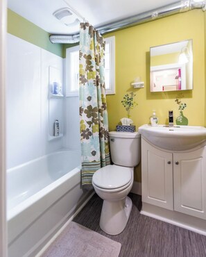 Hair dryer, towels, soap, toilet paper - Jellybean Dream 1st floor: driveway, no stairs (St. John's)