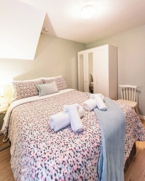3 bedrooms, iron/ironing board, travel cot, WiFi - Jellybean Dream 1st floor: driveway, no stairs (St. John's)