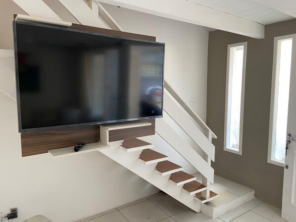 Familiehus | Oppholdsområde | En 50-tommers smart-TV med digitale kanaler samt Netflix og filmkjøp