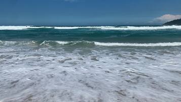 En la playa, arena blanca