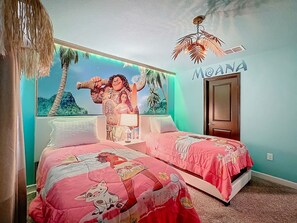 8 habitaciones, tabla de planchar con plancha y cuna de viaje 