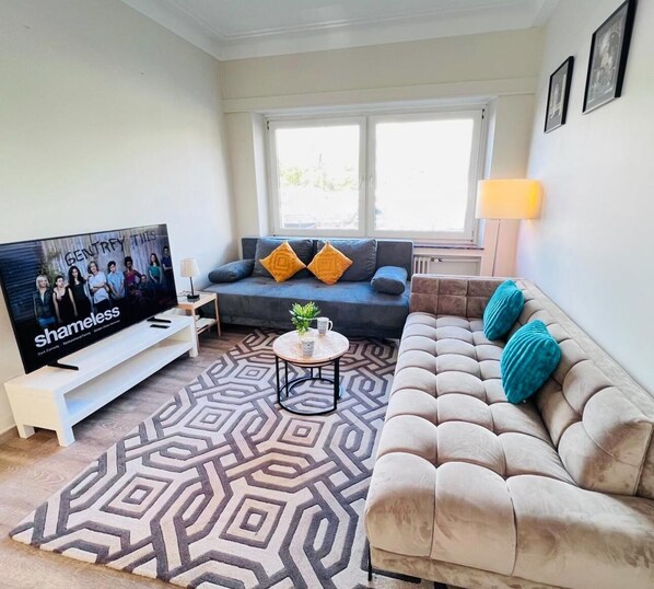 Flat-screen TV - Charming 5 bedrooms Home (Luxembourg City)