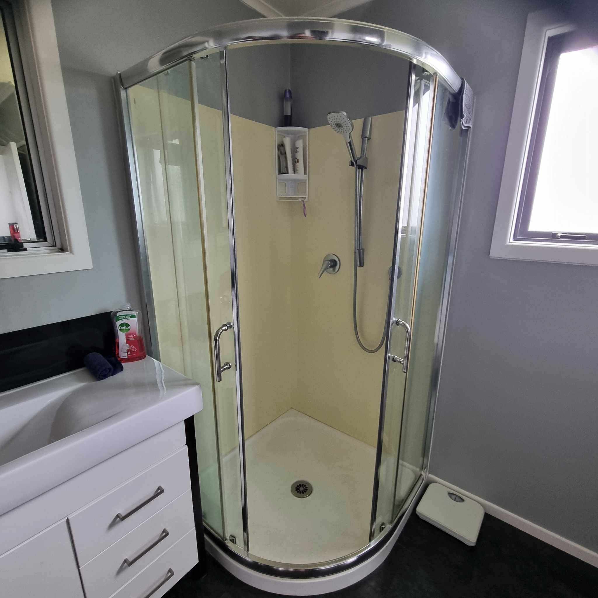 Douche, séchoir à cheveux, serviettes fournies, savon