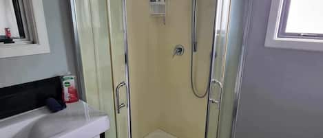 Douche, séchoir à cheveux, serviettes fournies, savon