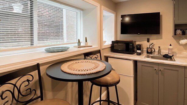 Dining - Newly Built, Bright Garden Studio in Oak Park. (Oak Park)