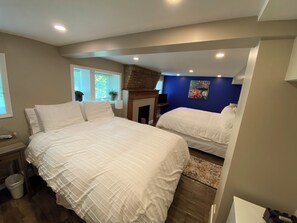 1 bedroom, desk, iron/ironing board, WiFi - Newly Built, Bright Garden Studio in Oak Park. (Oak Park)