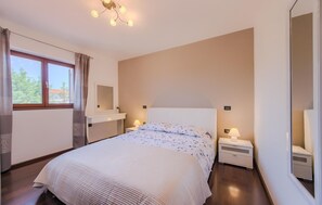1 chambre, fer et planche à repasser, Wi-Fi gratuit, draps fournis