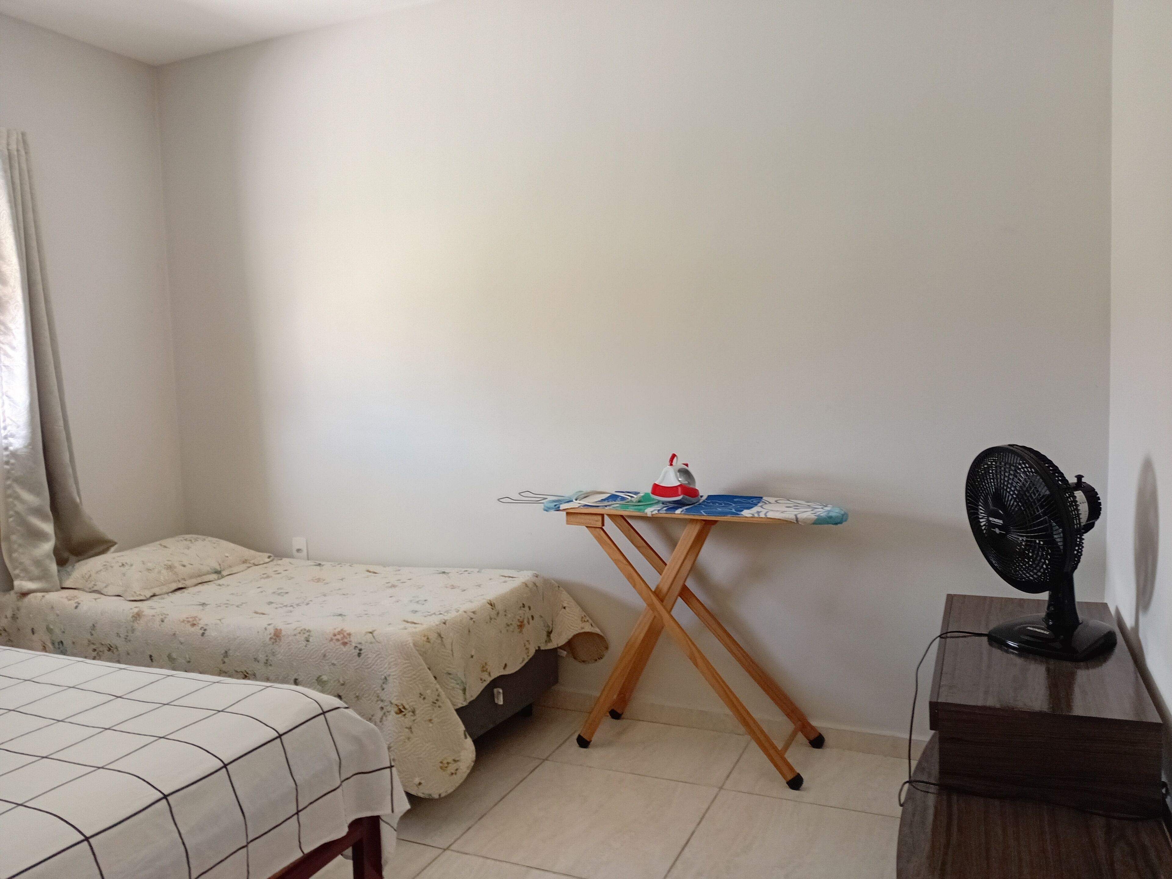 4 dormitoris, planxa i posts de planxar, wifi gratuïta i roba de llit 