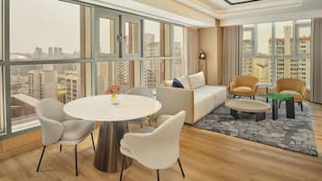 Executive Suite, Suite, 1 King | In-room safe, blackout drapes, iron/ironing board, free WiFi