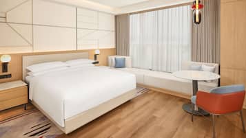 Premium Deluxe, Deluxe Guest room, 1 King | Tallelokero huoneessa, pimennysverhot, silitysrauta/-lauta