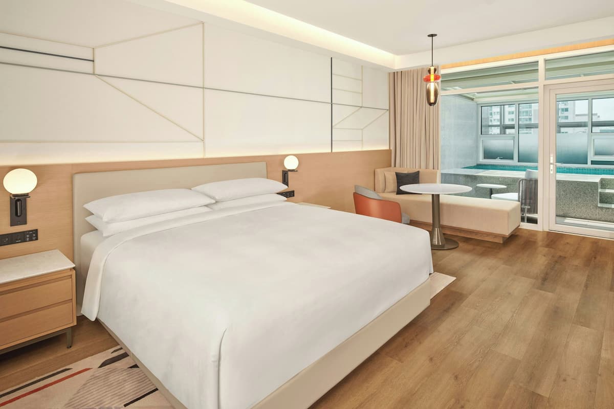 Spa Suite, Suite, 1 King, Private pool | Cofres nos quartos, cortinas blackout, ferros/tábuas de passar roupa