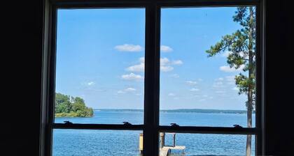 2 bedroom 2 bath Waterfront Lake Palestine Home, Boathouse, and Firepit