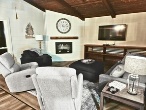 Smart-TV, Kamin, Videospiele, Bücher