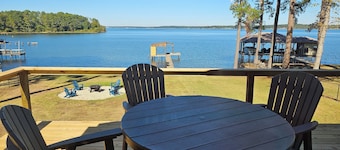 2 bedroom 2 bath Waterfront Lake Palestine Home, Boathouse, and Firepit