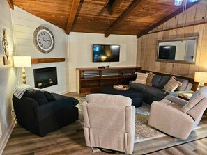 TV connectée, cheminée, jeux vidéo, livres