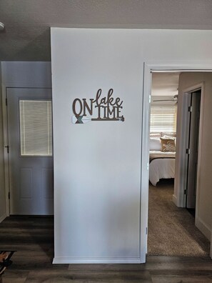 2 habitaciones, escritorio y tabla de planchar con plancha 