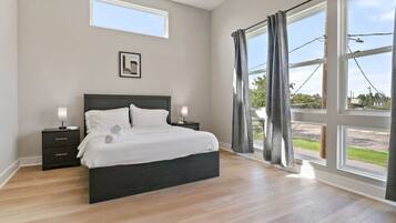 3 bedrooms, desk, iron/ironing board, WiFi