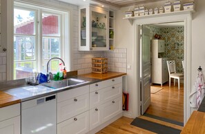 Fridge, stovetop, dishwasher, coffee/tea maker - 4 bedroom beautiful home in åseda (Åseda)