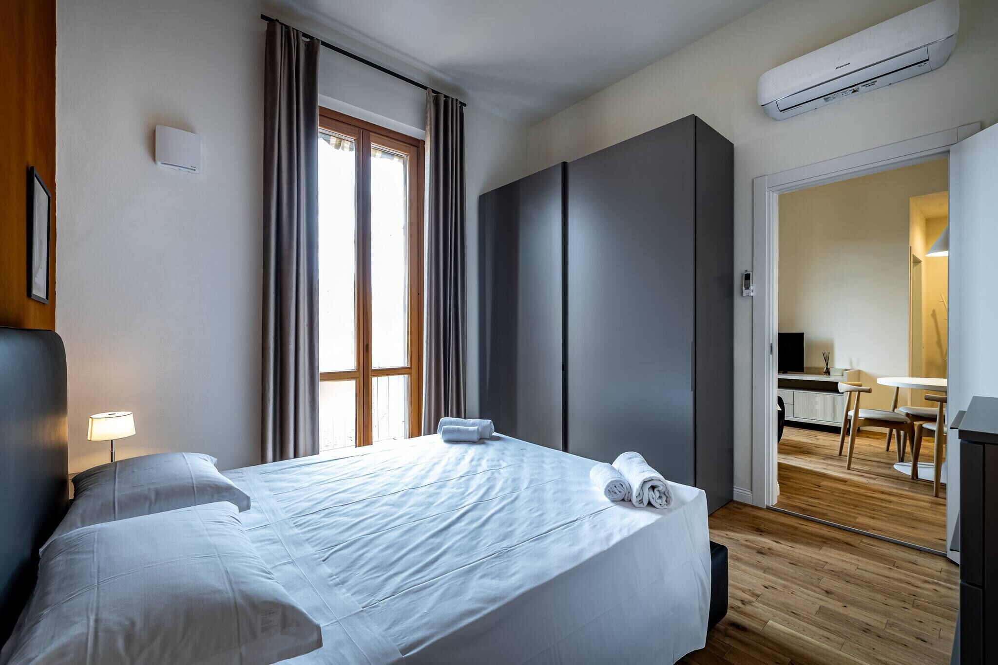 1 habitación, escritorio, tabla de planchar con plancha y cuna de viaje 