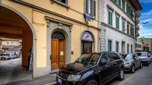 Un VUS noir était garé devant un bâtiment sur lequel on pouvait lire l’inscription « Falegnameria di Mirena Gioia ».