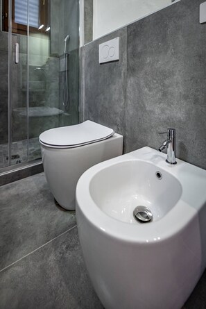 Shower, hair dryer - YiD Romito 1bdr design apartment (Firenze)