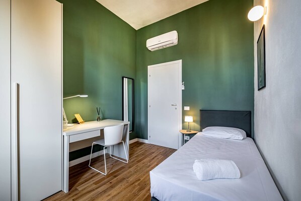 4 habitaciones, tabla de planchar con plancha y cuna de viaje 