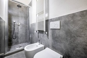 Regadera, secadora de cabello, jabón, shampoo 