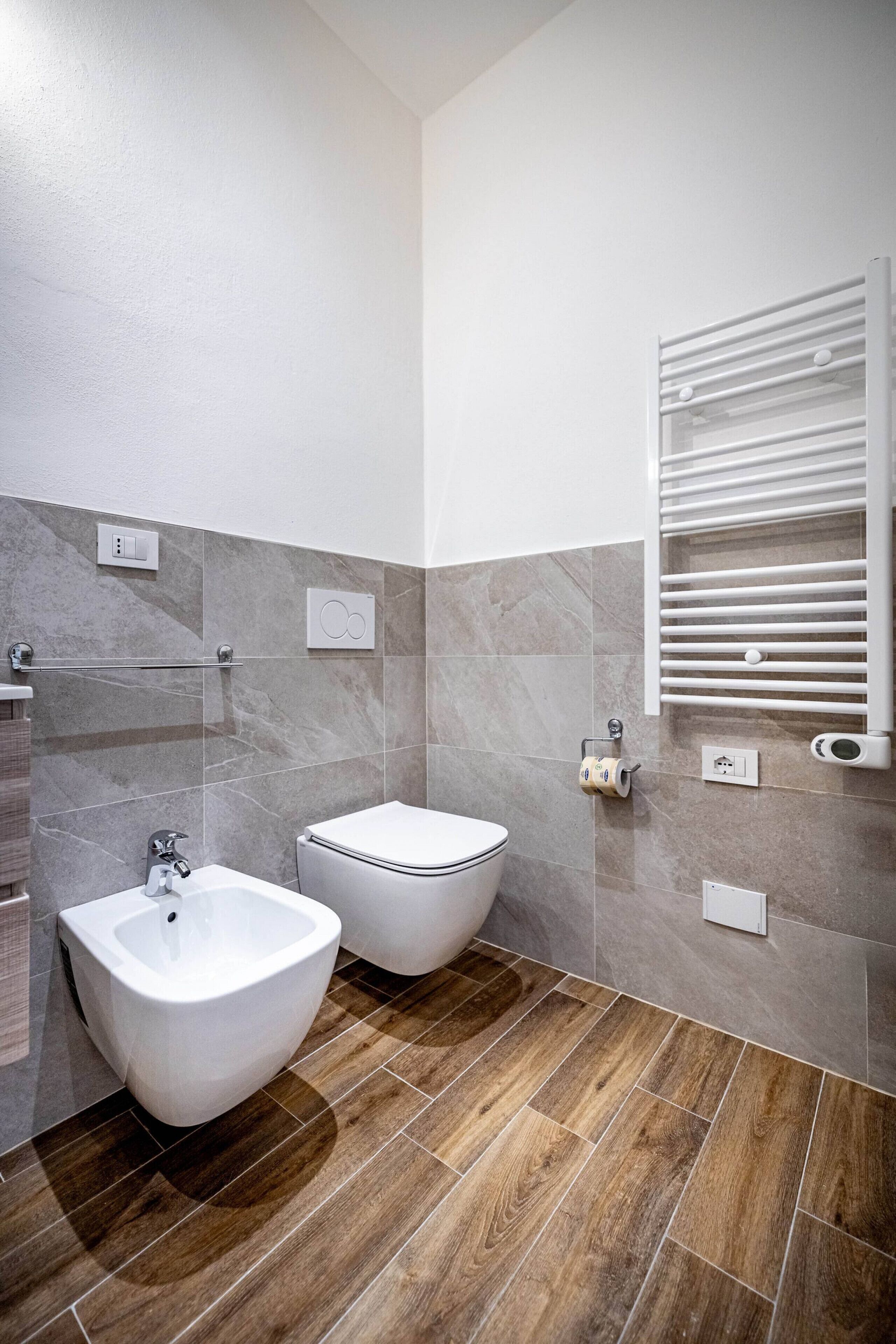 Douche, sèche-cheveux, bidet, savon