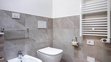 Douche, sĂšche-cheveux, bidet, savon