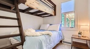 2 عدّة غرف نوم ومكواة/لوح كي وواي فاي وملاءات أسرّة