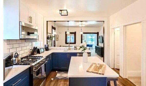 ثلاجة، ميكروويف، فرن، موقد طهي مسطح