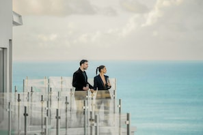 6 restaurants, breakfast, lunch, dinner served; Asian cuisine