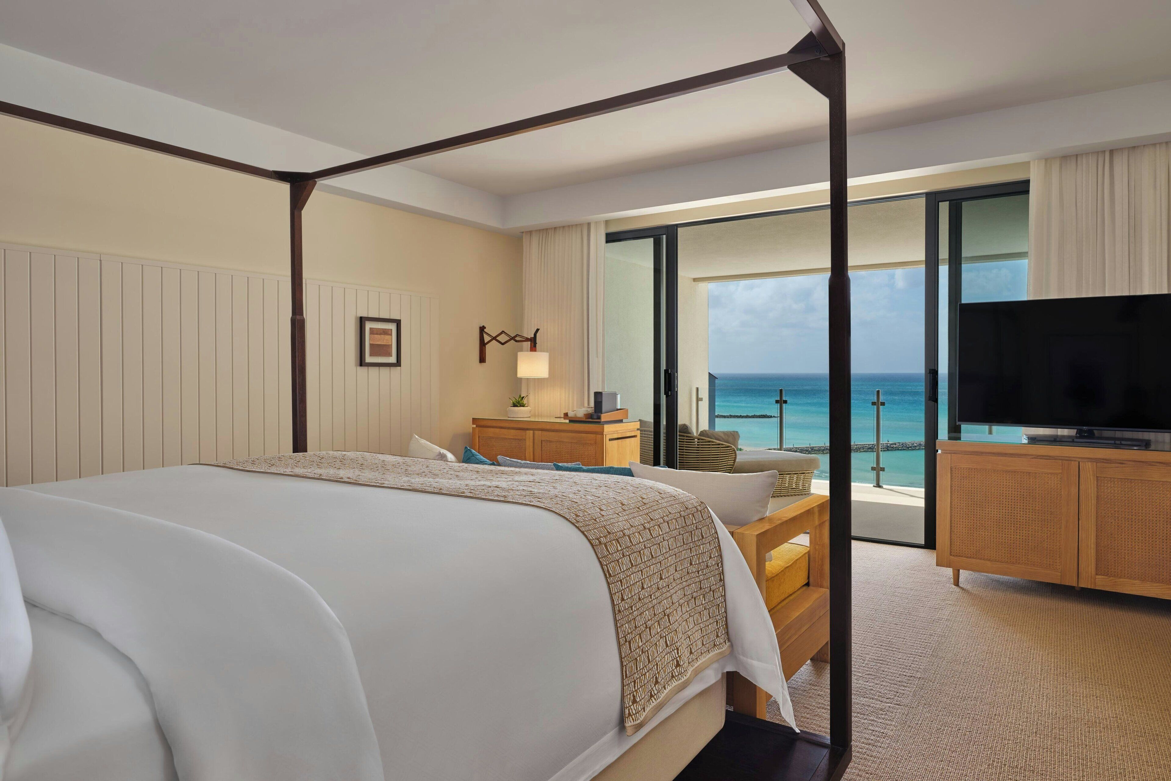 Chambre Deluxe, 1 très grand lit, vue partielle sur l'océan (Balcony) | Literie de qualité supérieure, coffres-forts dans les chambres