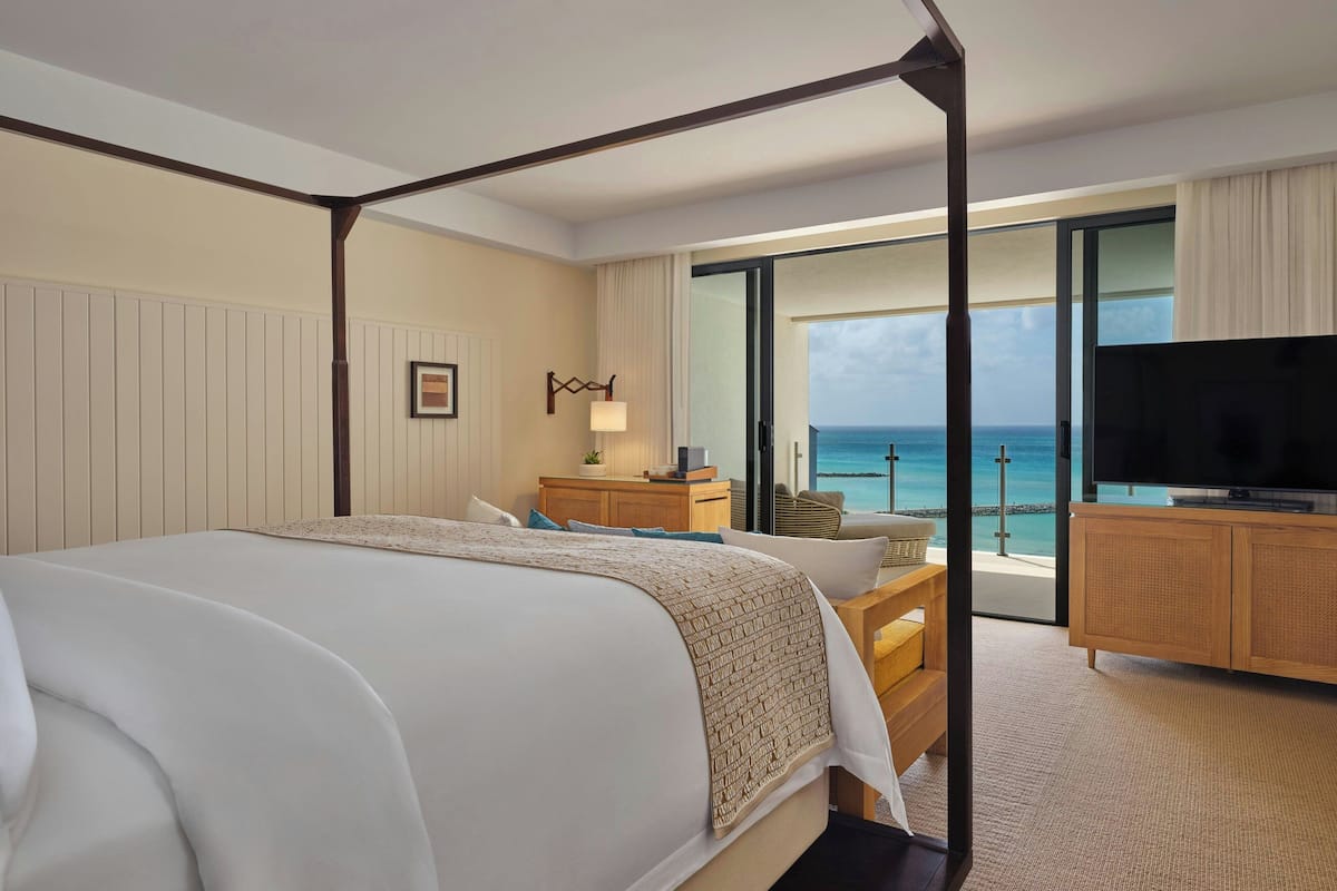 Deluxe kamer, 1 kingsize bed, balkon, gedeeltelijk uitzicht op oceaan (Balcony) | Luxe beddengoed, een kluis op de kamer, gratis wifi, beddengoed